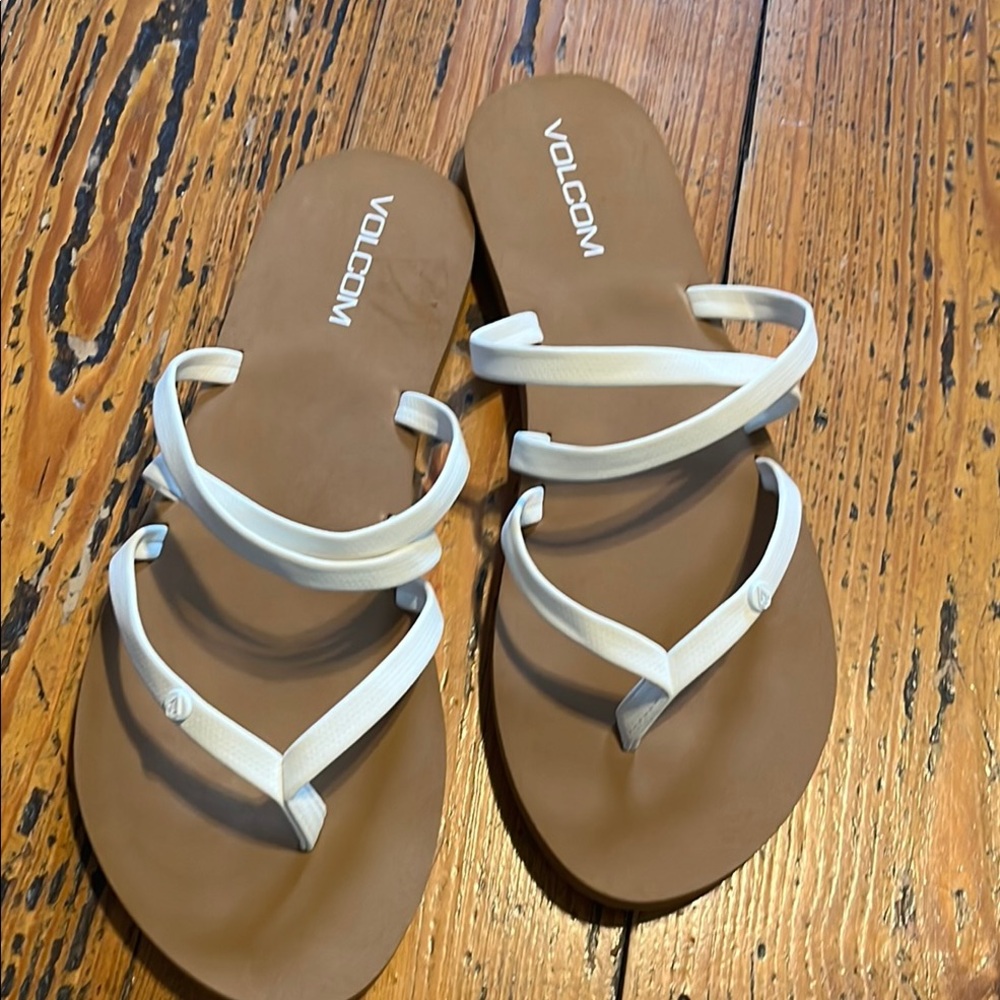 Volcom strappy flip flops, nwot
